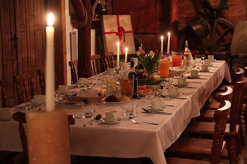 Stół bankietowy ze świecami — widok boczny