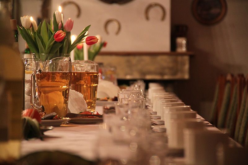 Elegancko nakryty stół z tulipanami