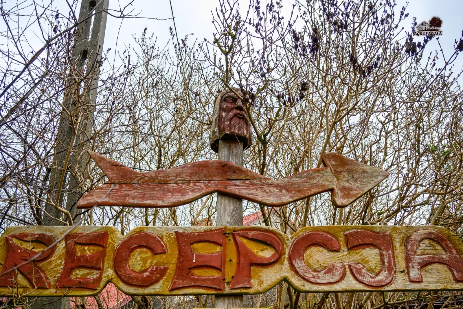 Drewniany szyld Recepcja z rzeźbioną postacią