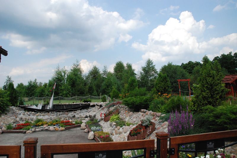 Panorama terenu AgroFarma z łódką na wodzie