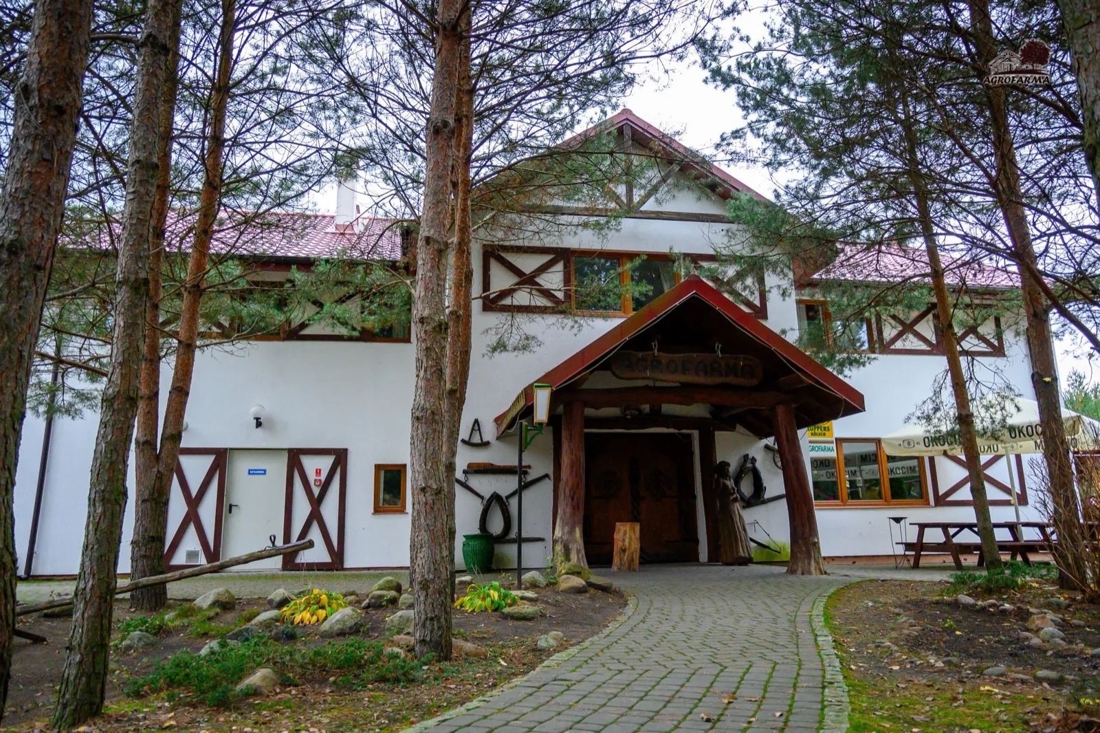 Wejście główne do ośrodka AgroFarma Gołaszewo — budynek w stylu rustykalnym