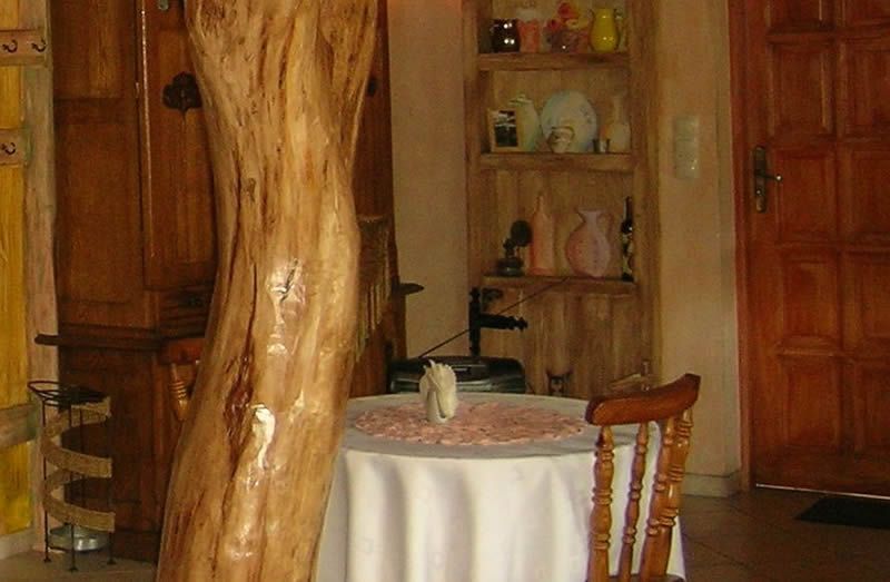 Stolik z drewnianym wystrojem wnętrza